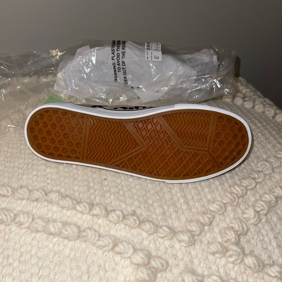 Women’s size 7 leopard print slip on shoes NWT - Picture 2 of 2